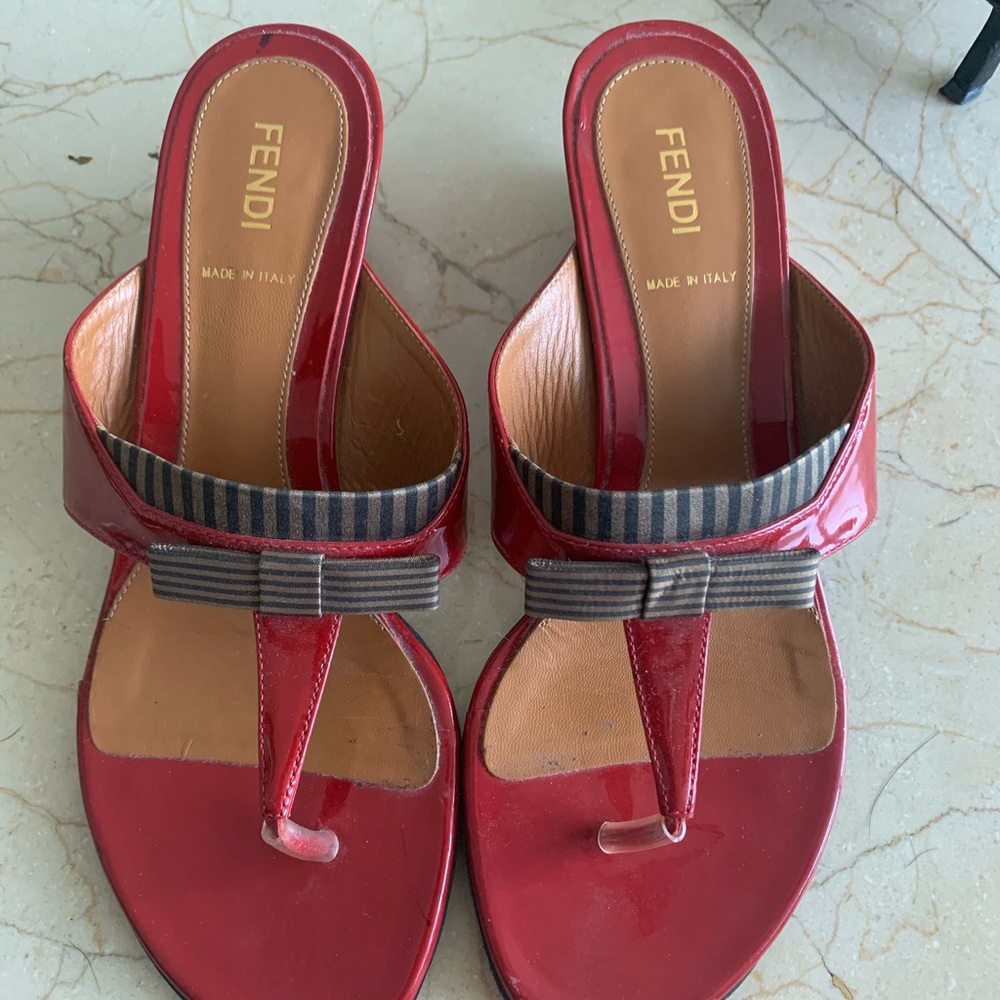 🦩Fendi Red Patent Leather Bow thong wedge sandals